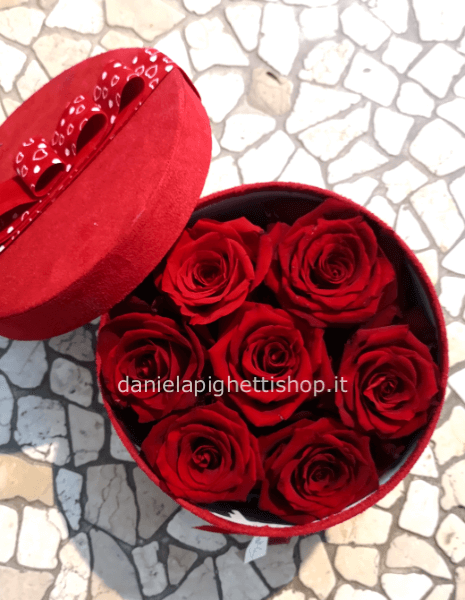 CAPPELLIERA ROSSA CON ROSE ROSSE