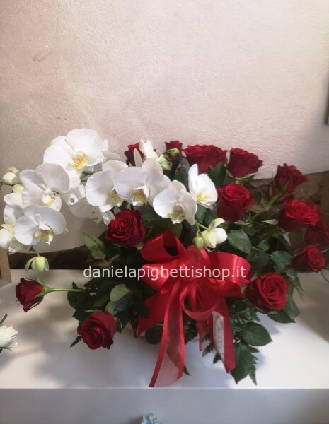 CESTO CON PIANTA DI ORCHIDEA E  20 ROSE ROSSE